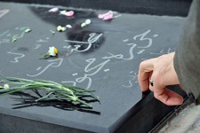 چرا هنگام خواندن فاتحه، با سنگ به قبر می زنند؟ 