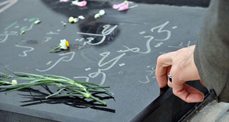 چرا هنگام خواندن فاتحه، با سنگ به قبر می زنند؟ 