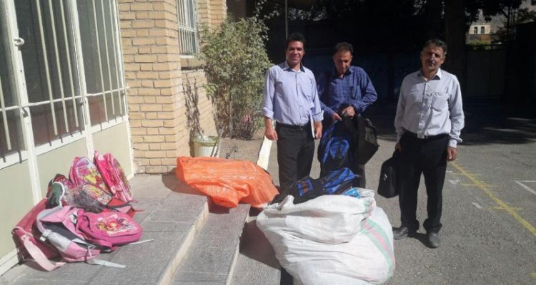 توزیع کیف و لوازم التحریر به دانش آموزان نیازمند در اسلام آبادغرب+عکس