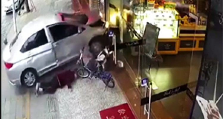 حمله‌ور شدن خودروی سواری به دو پیرزن + فیلم 