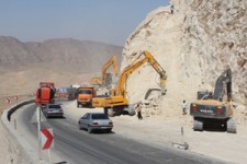 ریزش کوه بر اثر زلزله در گردنه پاطاق سرپل ذهاب + فیلم 