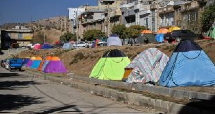 زلزله زده ها چادر گرم می خواهند/ آب و غذا کافی است