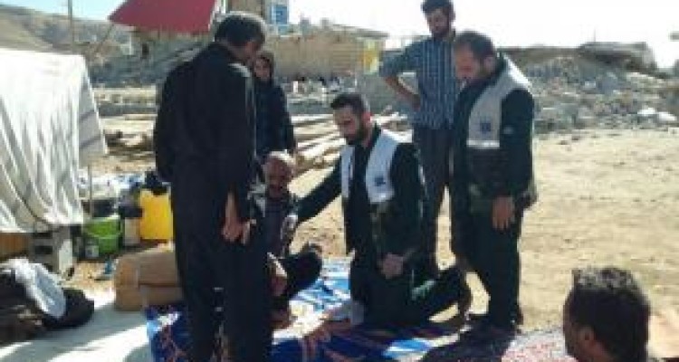 دست‌های یاری‌گر نورچشمی‌های انقلاب دور از لنز دوربین‌ها/ سپاه در کنار مردم