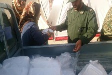 احساس امنیت بیشتر مردم با حضور نیروهای سپاه و بسیج در بین زلزله زدگان اسلام آبادغرب/توزیع بیش از 2هزار غذای گرم در بین زلزله زدگان