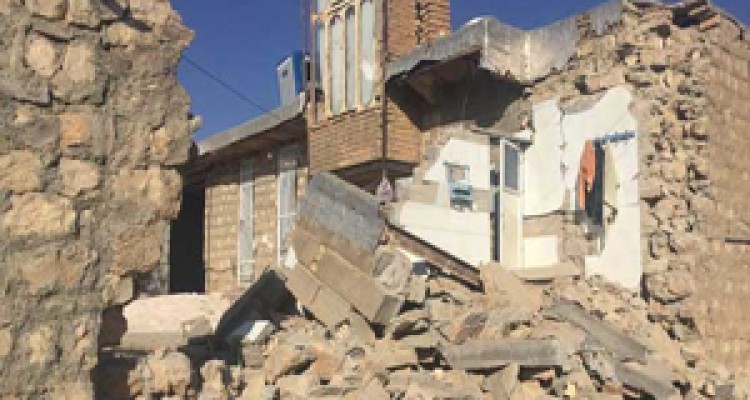 جوانی که با دست‌های خودش جنازه مادرش را از زیر آوار بیرون کشید + فیلم 