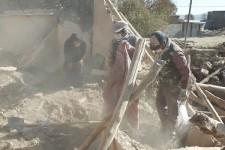 فوت ۵ دانش آموز در دالاهو بر اثر زلزله/یاری رسانی کارکنان آموزش و پرورش دالاهو به خانواده دانش آموزان فوت شده + تصاویر