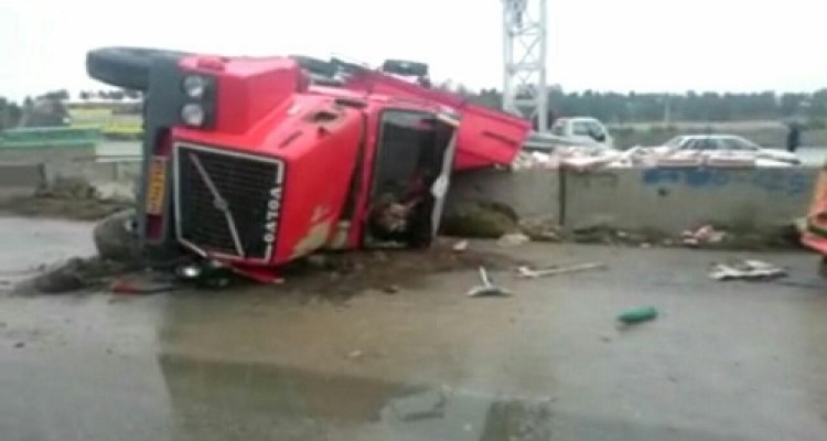 واژگونی کامیون حامل مواد خوراکی در اسلام آبادغرب+تصاویر