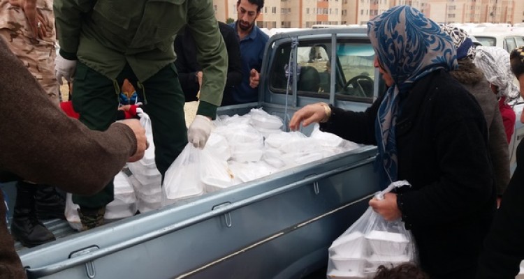 تصاویری از خدمت رسانی سپاه اسلام آبادغرب به زلزله زدگان در اسلام آبادغرب/تهیه و توزیع 15 هزار پرس غذای گرم برای زلزله زدگان+تصاویر