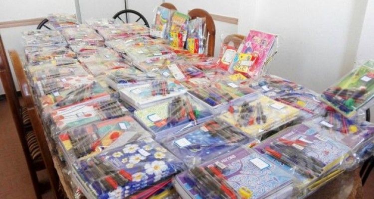 توزیع لوازم‌ التحریر در بین دانش آموزان مدارس منطقه حمیل