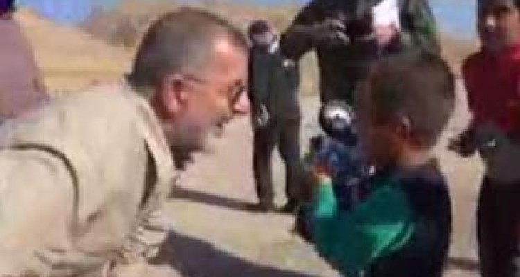 فیلمی منتشر نشده از بازی فرمانده نیروی زمینی سپاه با کودکان سرپل ذهاب/ سوگند یک پیر زن زلزله زده به جان امام خمینی (ره)