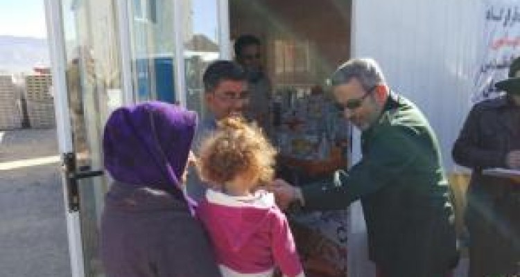 پرس و جوی رییس سازمان بسیج مستضعفین از مردم زلزله زده روستاهای سرپل ذهاب درباره روند امداد رسانی ها