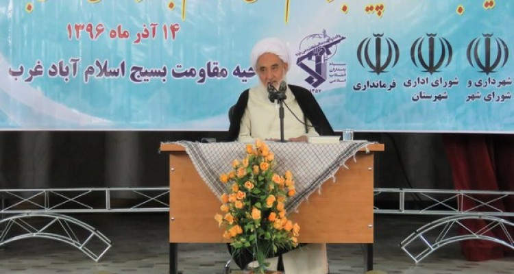 خروج از ظلمات با وحدت ممکن می شود/ رسول خدا و اهل بیت بهترین محور برای وحدت