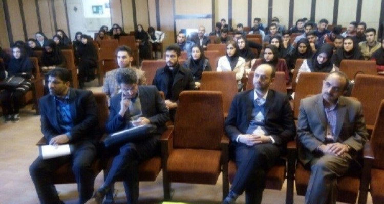 انس با قرآن و مطالبه گری از الزامات دانشجویی است