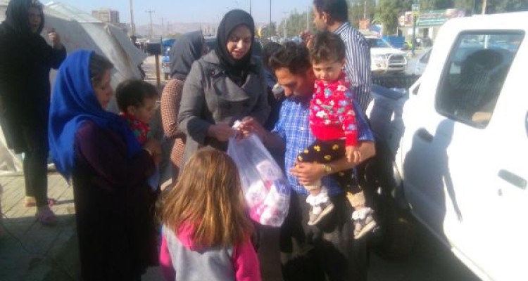 توزیع غذای گرم بین زلزله‌زدگان در سرپل ذهاب+ تصاویر
