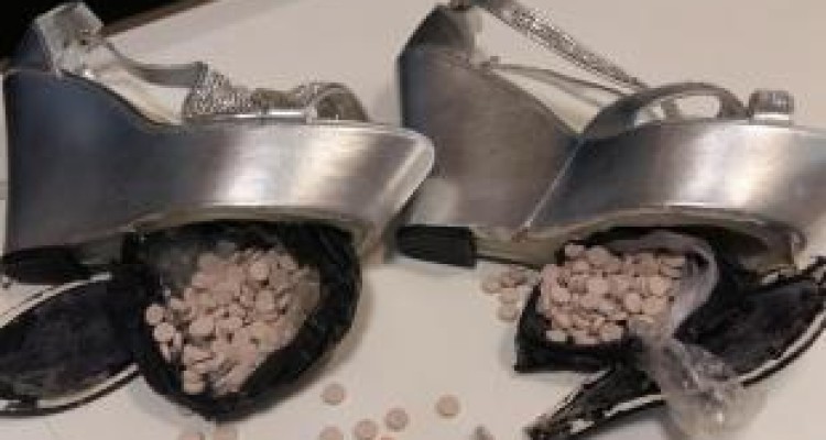 کشف ۳۹۵ حب قرص ترامادل از زیره کفش زنانه توسط گمرک کرمانشاه