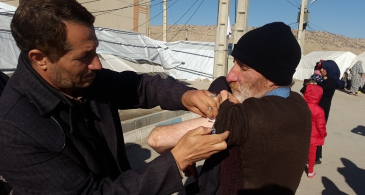 واکسیناسیون گروه های آسیب پذیر در مناطق زلزله زده اسلام آبادغرب+تصاویر