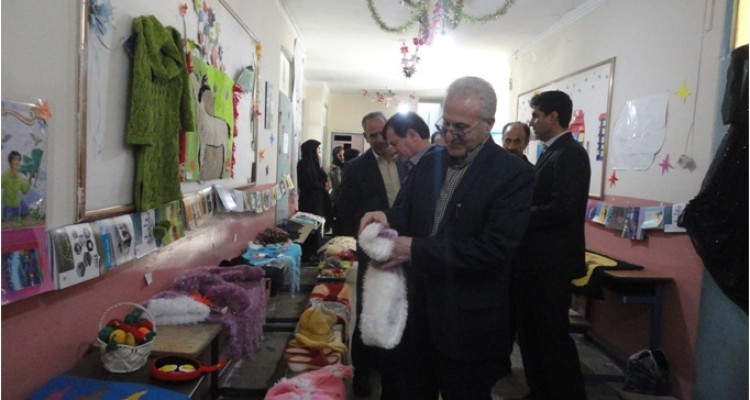 نمایشگاه  آثار صنایع دستی سواد آموزان در اسلام آبادغرب 