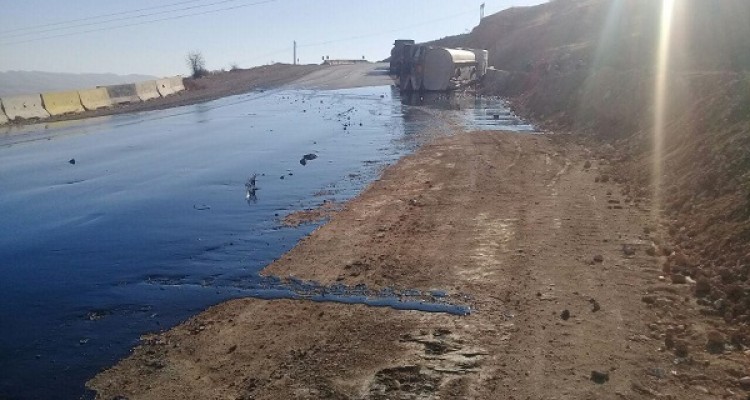 واژگونی تریلر حامل مواد نفتی در محور کرمانشاه به اسلام آبادغرب+تصاویر