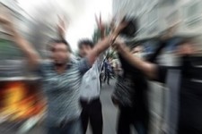 یاد عاشورای ۸۸ زنده شد/ حمله فتنه‌گران به هیات امام حسین (ع) در ملایر +فیلم 