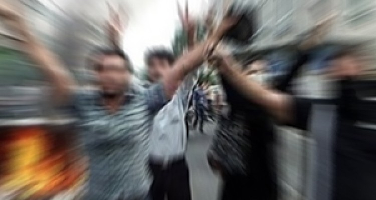 یاد عاشورای ۸۸ زنده شد/ حمله فتنه‌گران به هیات امام حسین (ع) در ملایر +فیلم 