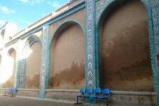 خزش آرام «نم» بر پیکر تاریخ مصور کرمانشاه/ تکیه معاون در سراشیبی تخریب