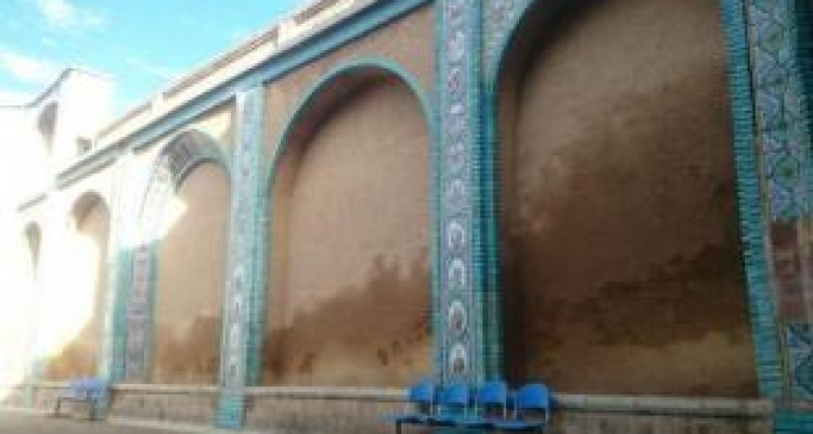 خزش آرام «نم» بر پیکر تاریخ مصور کرمانشاه/ تکیه معاون در سراشیبی تخریب