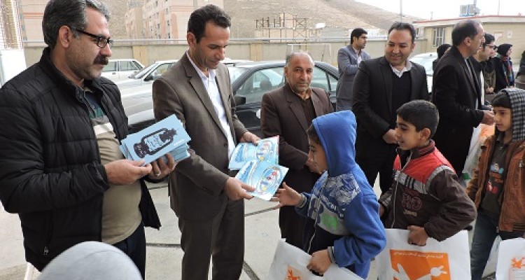 اهدای بسته های فرهنگی به دانش آموزان مسکن مهر اسلام آباد غرب +تصاویر