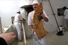 تغییر نانوایی یارانه‌ای به آزادپز تخلف است/افزایش قیمت نان نداریم