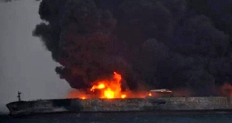 اولین جسد در اطراف کشتی نفتکش ایرانی پیدا شد + فیلم 