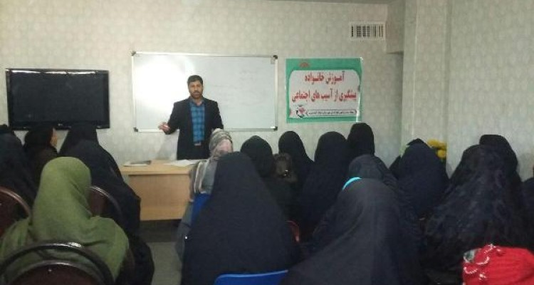 کارگاه آموزش خانواده و پیشگیری از آسیبهای اجتماعی در بنیاد شهید اسلام آبادغرب+عکس