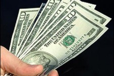 افزایش دوبرابری حجم نقدینگی در کشور مهم ترین عامل گرانی دلار در بازار/ افزایش تقاضا برای خرید ارز در شرایط کاهش واردات دلار به کشور