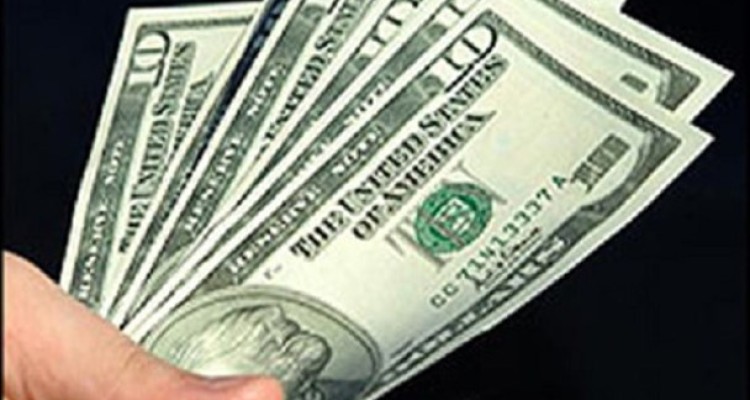 افزایش دوبرابری حجم نقدینگی در کشور مهم ترین عامل گرانی دلار در بازار/ افزایش تقاضا برای خرید ارز در شرایط کاهش واردات دلار به کشور