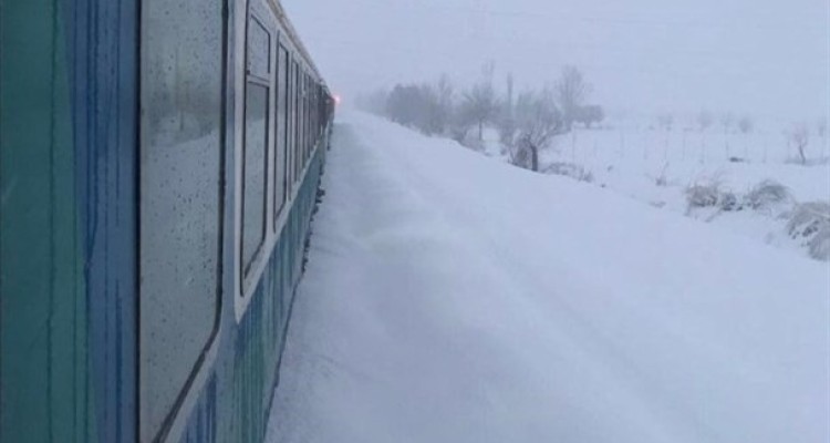 مسافران قطار مشهد – تهران به‌دلیل برف در راه مانده‌اند / از آخوندی سئوال می‌کنیم
