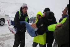 نجات جوان گرفتار شده در برف توسط نیروهای اورژانس + فیلم 