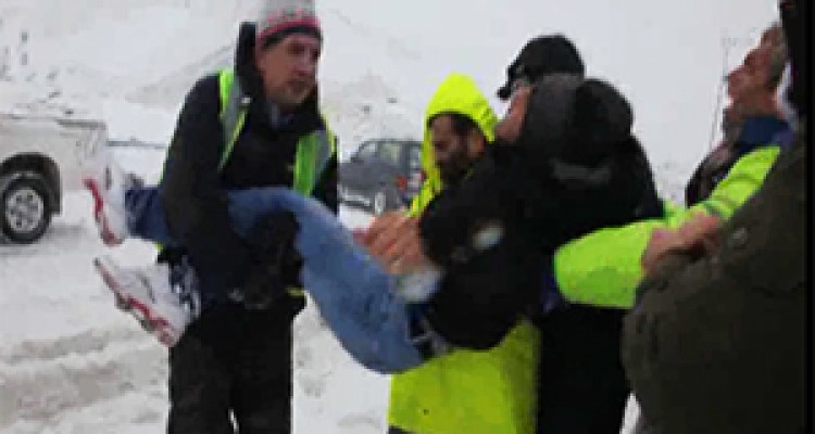 نجات جوان گرفتار شده در برف توسط نیروهای اورژانس + فیلم 