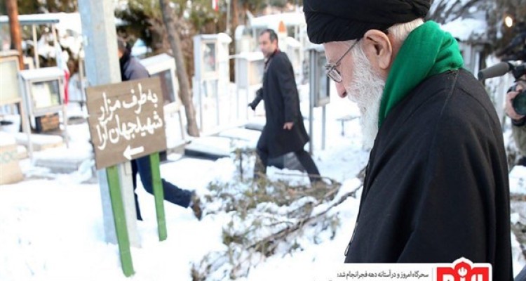 رهبر انقلاب در مرقد مطهر بنیانگذار انقلاب اسلامی و گلزار شهدا حضور یافتند