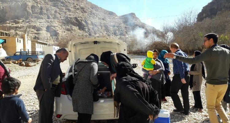 اعزام تیم بهداشتی اسلام آبادغرب به روستاهای محروم مناطق زلزله زده+تصاویر