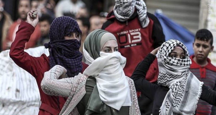 بلایی که صهیونیست‌ها بر سر دختران و زنان فلسطینی زندانی می‌آورند