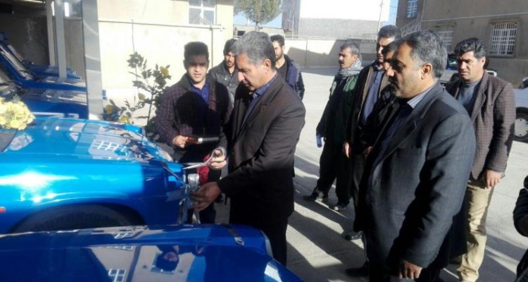 واگذاری 6 دستگاه خودروی وانت نیسان به مددجویان بخش حمیل 