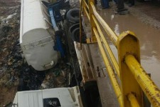 واژگونی تریلر حامل مواد نفتی در کمربندی اسلام آبادغرب+تصاویر