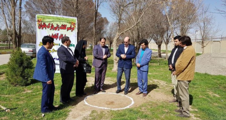 باحضور فرماندار كلنگ احداث پارك بانوان در اسلام آباد غرب به زمين زده شد