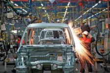 بی‌تدبیری مدیران صنعت بزرگ خودروسازی ایران را به بیراهه کشاند/ خودروهای بی‌کیفیت بلای جان ایرانیان