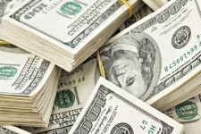 دلار به قیمت ۴۲۰۰ برای همه گروه‌ها عرضه می شود/جهانگیری: عرضه دلار بالاتر از ۴۲۰۰ تومان مشمول قاچاق است