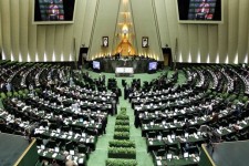 جنجال نمایندگان در صحن علنی بهارستان/ سیف:افزایش قیمت دلار در «تلگرام» صورت می‌گرفت/ لاریجانی: چرا تصمیمات درباره ارز قبلا گرفته نشد؟