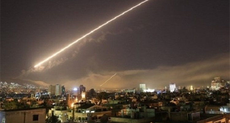 حمله موشکی شبانه به حمص و دمشق/ پدافند هوایی سوریه موشک‌ها را ساقط کرد