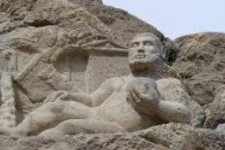 روغن داغ مجسمه هرکول بیستون با مدیریت حاشیه ساز میراث فرهنگی کرمانشاه