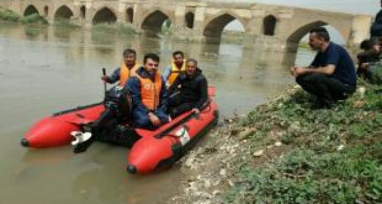 افزایش آب چم‎بشیر جستجو برای یافتن پیکر کودک غرق شده را کندتر کرده است