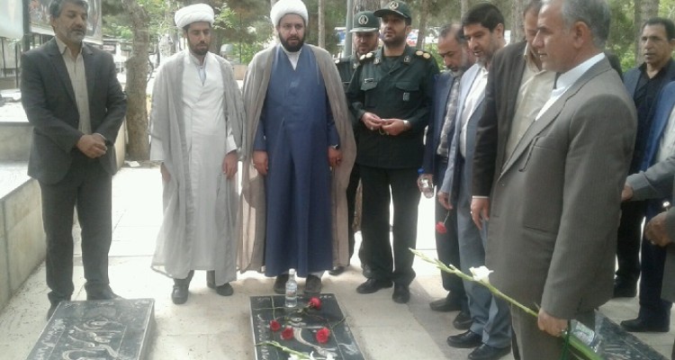 غبار روبی و عطر افشانی مزار شهداء اسلام آباد غرب +تصاویر