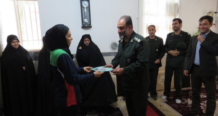 تجلیل از ورزشکار بسیجی سارا شیربیگی خانم گل فوتسال بانوان آسیا +تصاویر