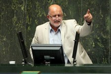 خودروسازها بانک‌‌ و زمین‌‌هایشان را بفروشند و قطعه‌های داخلی را نقدی بخرند 